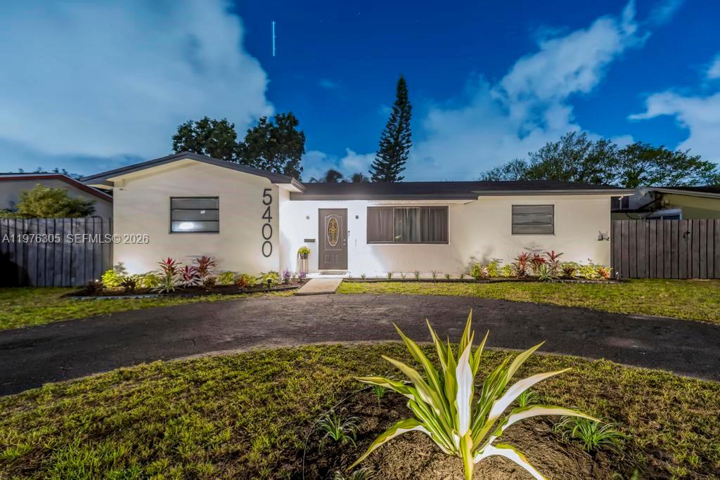 HOLLYWOOD HILLS - Residential