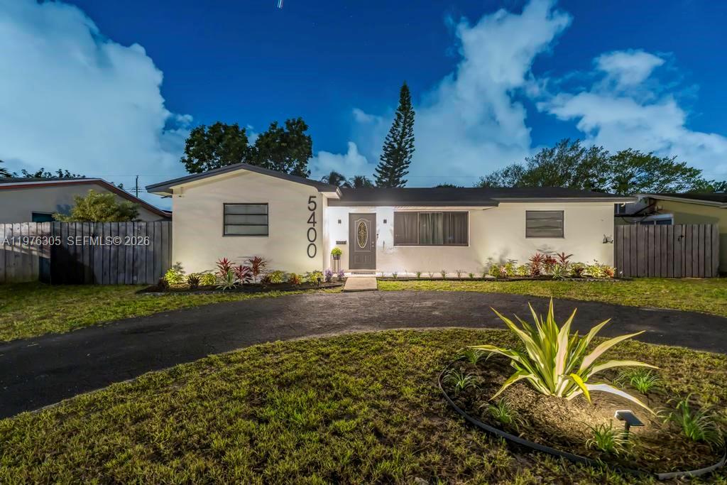 HOLLYWOOD HILLS - Residential