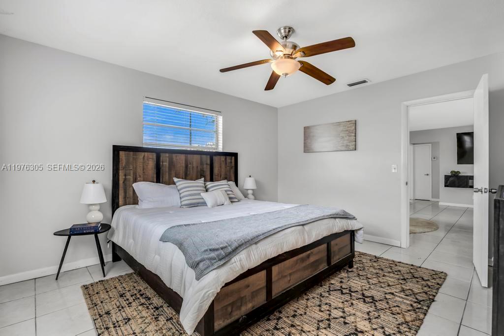 HOLLYWOOD HILLS - Residential