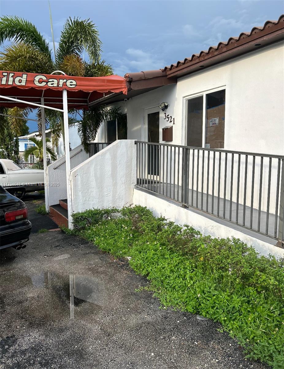 CORNER LOT IDEAL DEVELOPMENT SITE OR CLINIC , DOCTORS OFFICE , TRAVEL SERVICES OR MIX-USE PROJECT