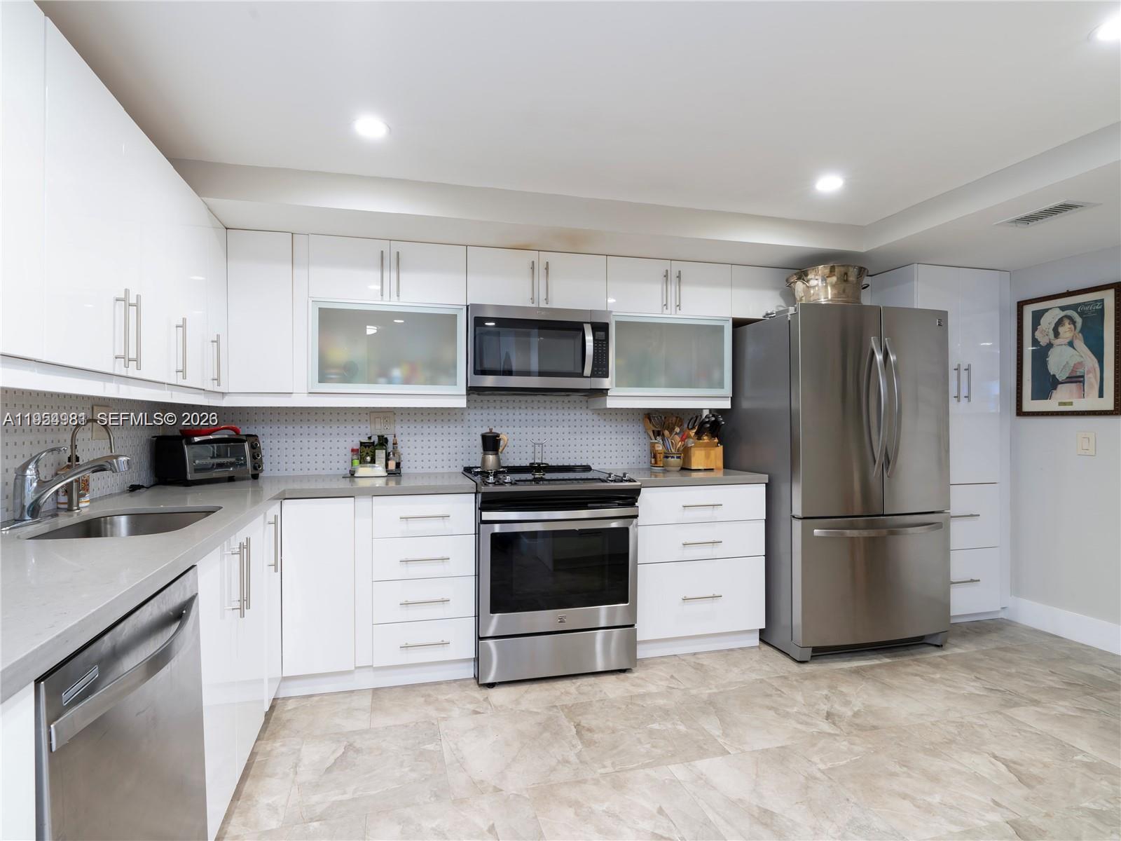 BAYVIEW TOWERS CONDO SOUT - Residential