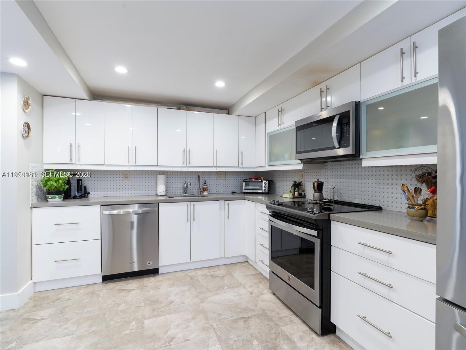 BAYVIEW TOWERS CONDO SOUT - Residential