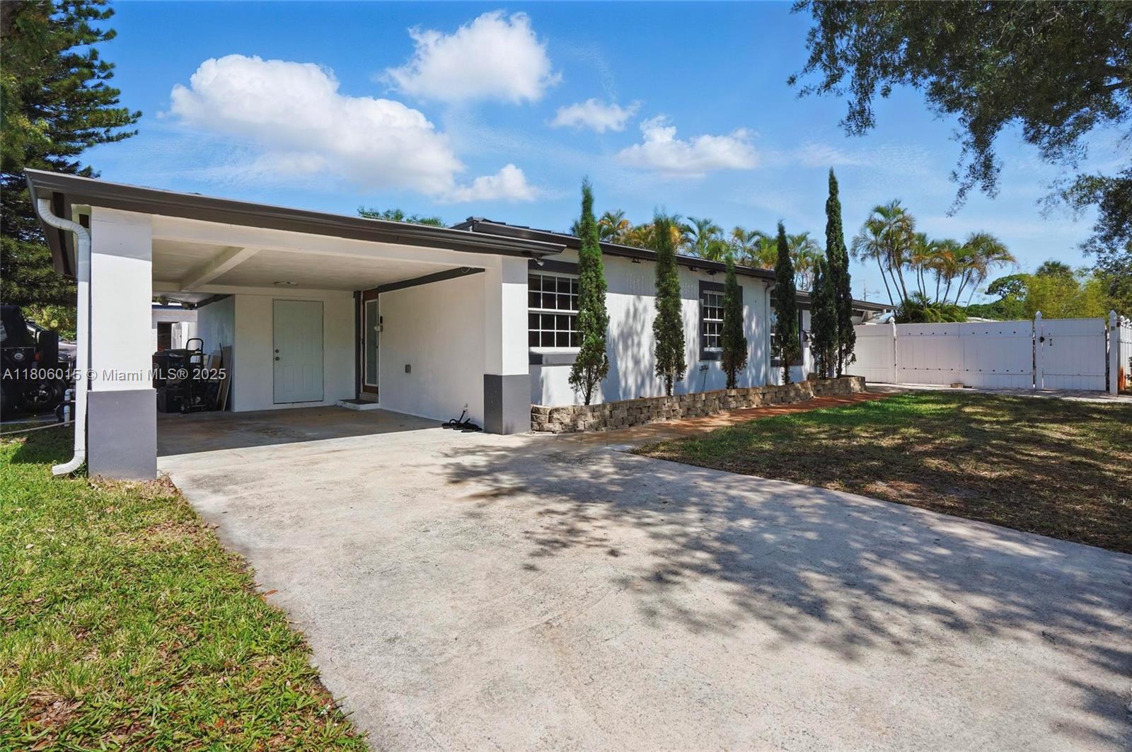 Rental Property at 2000 Sw 4th Ave 01, Fort Lauderdale, Broward County, Florida - Bedrooms: 3 
Bathrooms: 2  - $3,000 MO.