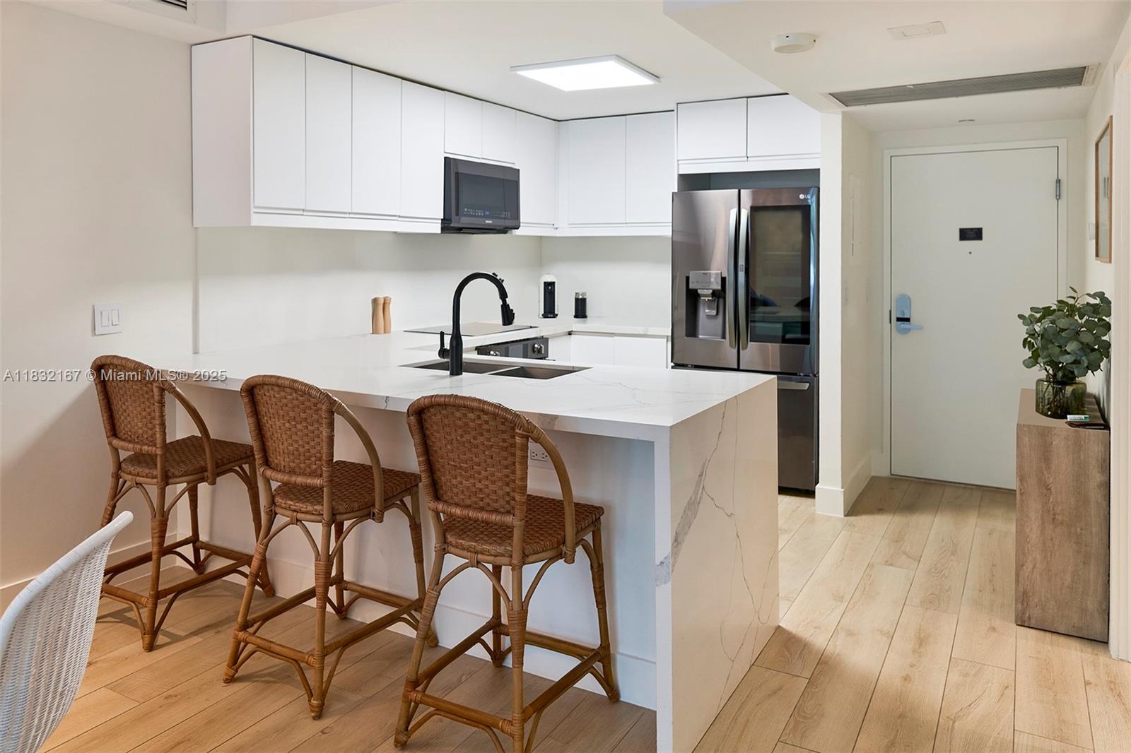 2301 Collins Ave 329