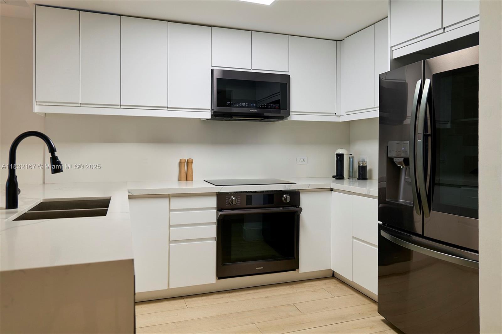 2301 Collins Ave 329