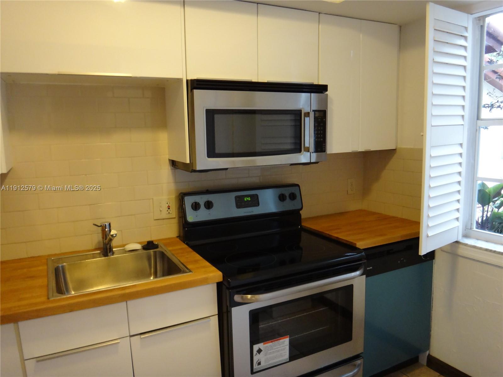 SAGA BAY TOWNHOMES - Residential Lease