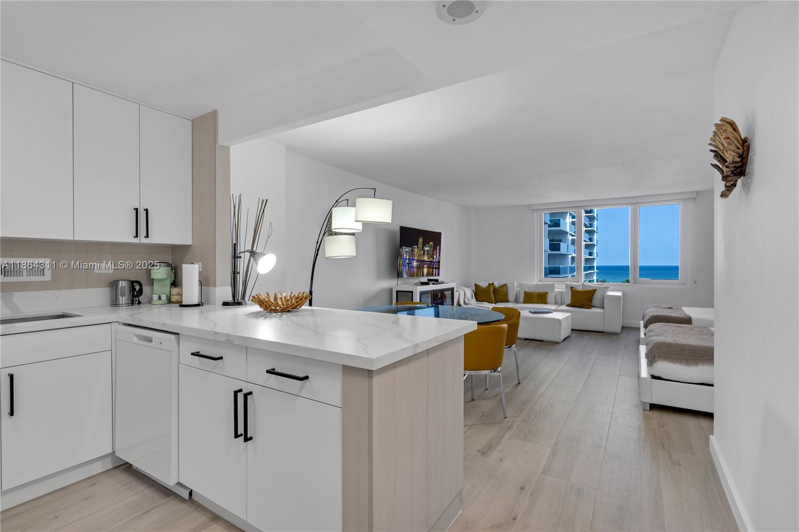 2301 Collins Ave 542