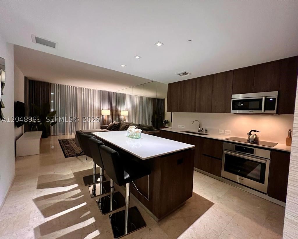 88 SW 7th St 808
