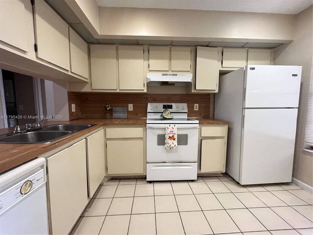 Photo of 203 Lake Pointe Dr #208, Oakland Park, FL 33309 (MLS # A11795426)