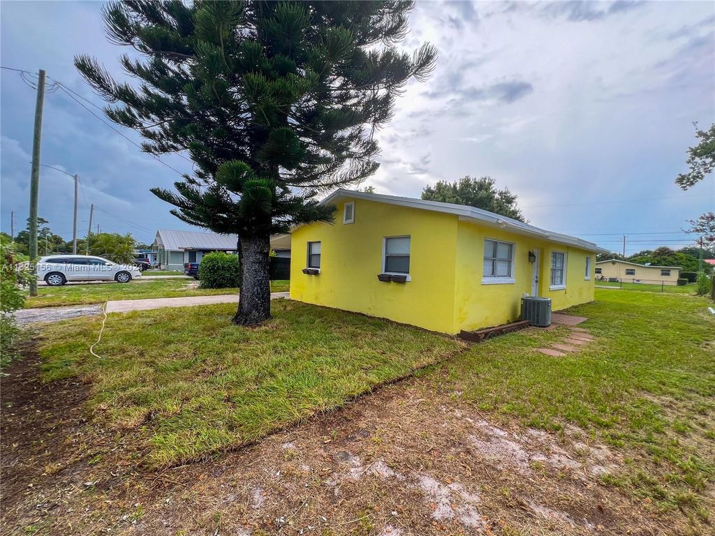 Photo of 2708 Avenue P, Fort Pierce, FL 34947 (MLS # A11625156)