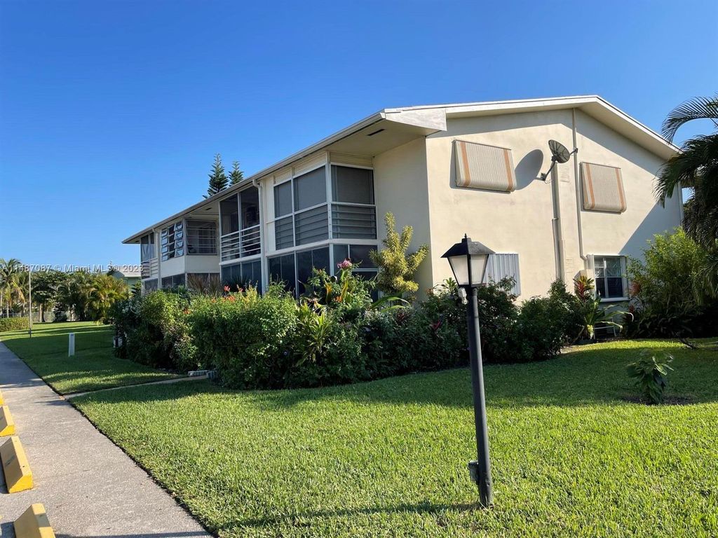 Photo of 30 Easthampton B #30-B, West Palm Beach, FL 33417 (MLS # A11487087)