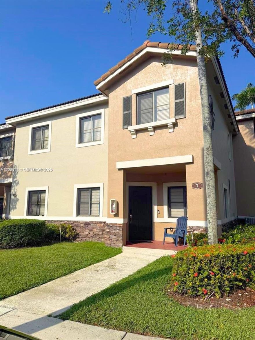 Discover a unique living experience in this beautiful condo at The Courts at Bayshore, Cutler Bay. Enjoy spacious, bright rooms, a modern kitchen with stainless steel appliances, a master bedroom with a large walk-in closet, and in-unit laundry. The community features a clubhouse, gym, and pool for unforgettable moments. Conveniently located near excellent schools, parks, and with quick access to Miami International Airport, it’s perfect for a comfortable, family lifestyle. Don’t miss this opportunity—schedule your visit today and find your new home!