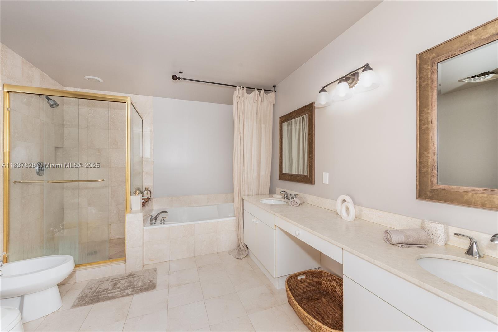 MAJESTIC TOWER - Residential Lease