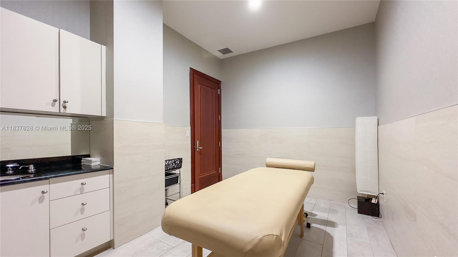 MAJESTIC TOWER - Residential Lease