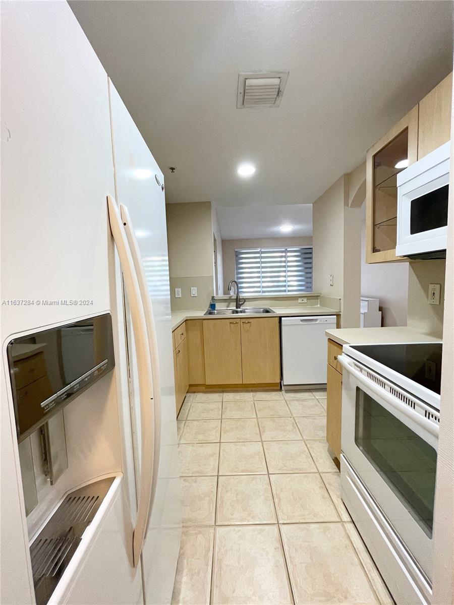 THE COURTS AT DORAL ISLES - Residential Lease