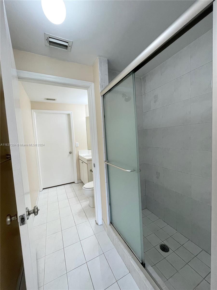 THE COURTS AT DORAL ISLES - Residential Lease