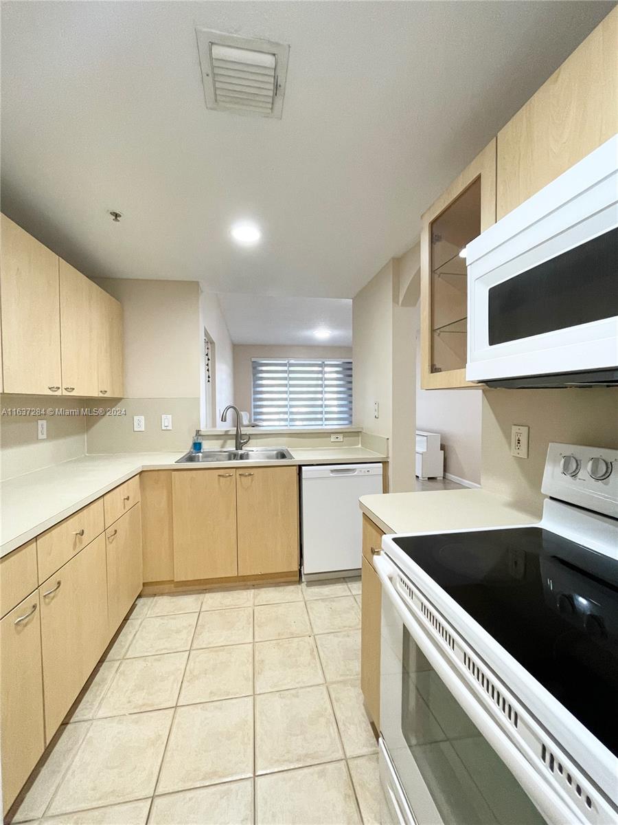 THE COURTS AT DORAL ISLES - Residential Lease