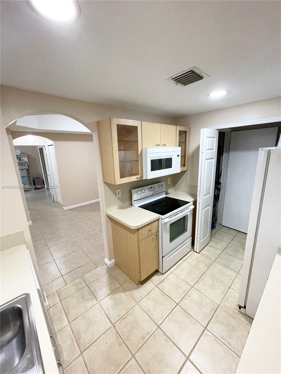 THE COURTS AT DORAL ISLES - Residential Lease