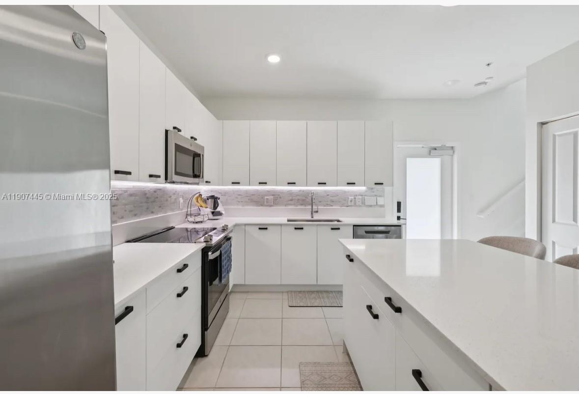 DOWNTOWN DORAL SOUTH PHAS - Residential Lease