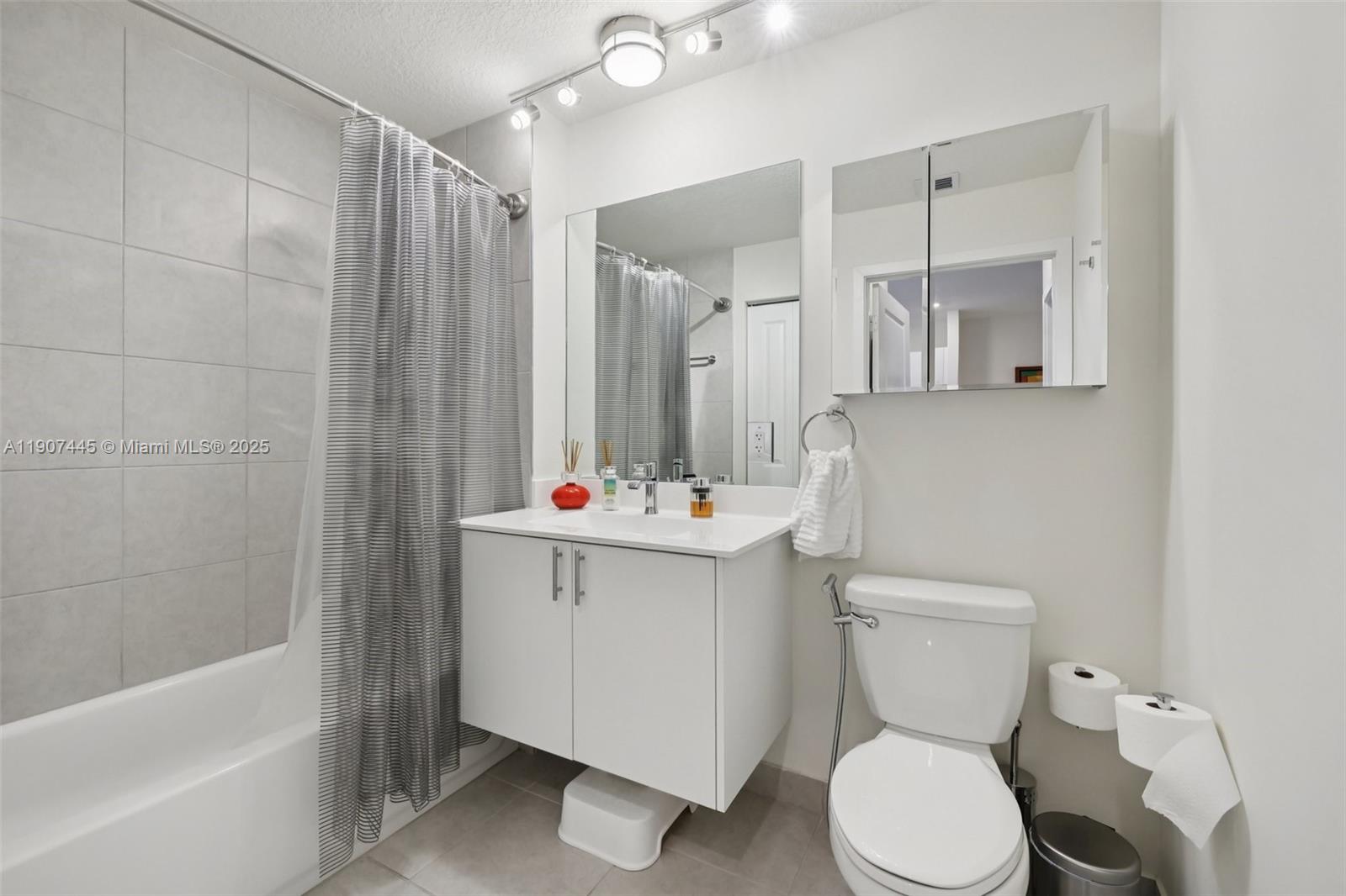 DOWNTOWN DORAL SOUTH PHAS - Residential Lease