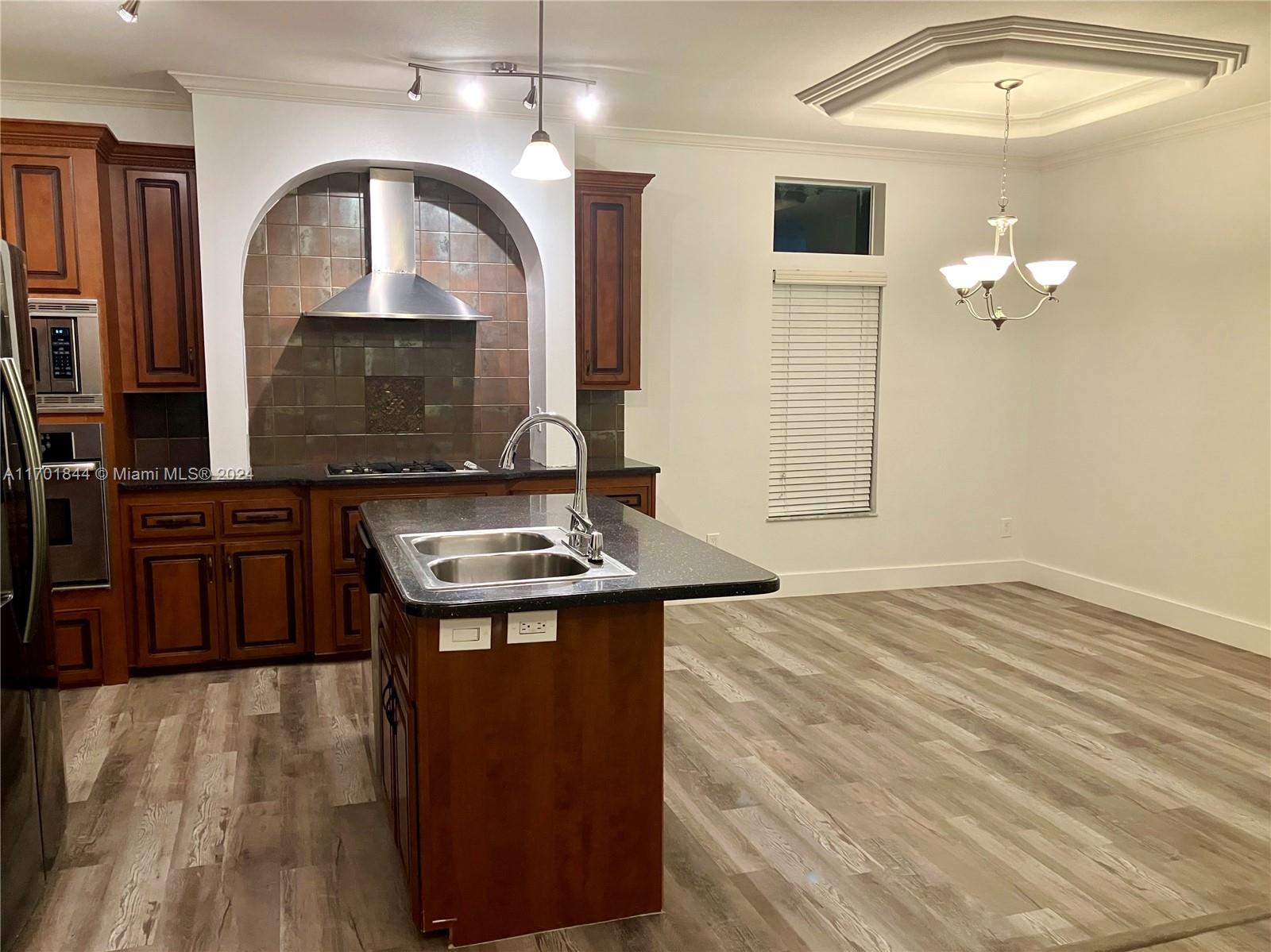 RAVENSWOOD ESTATES & MARI - Residential