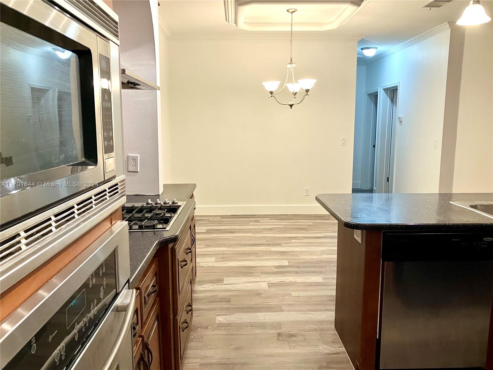 RAVENSWOOD ESTATES & MARI - Residential