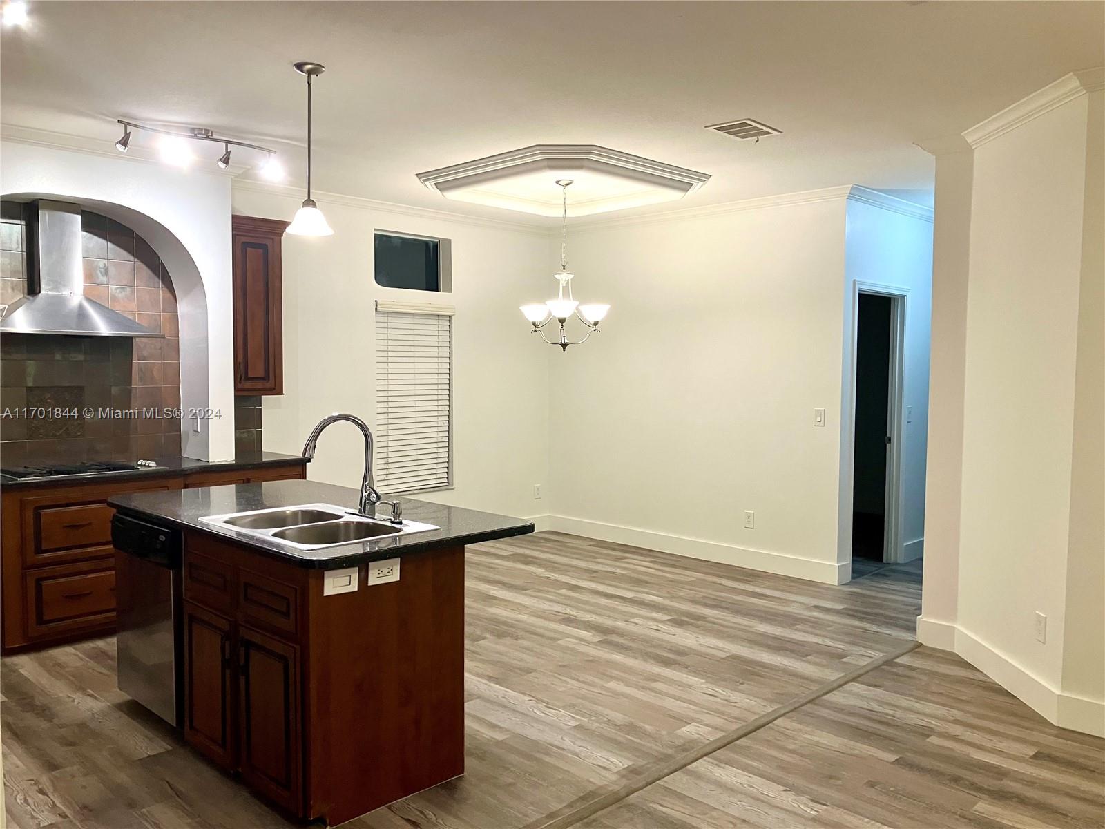 RAVENSWOOD ESTATES & MARI - Residential