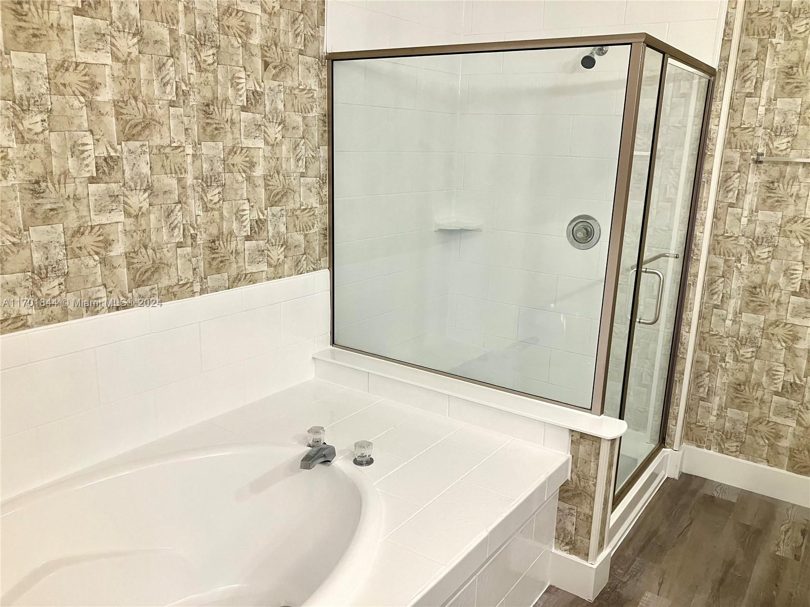 RAVENSWOOD ESTATES & MARI - Residential