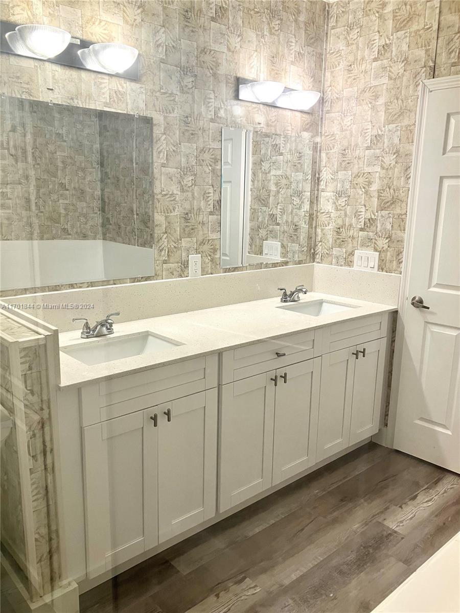 RAVENSWOOD ESTATES & MARI - Residential