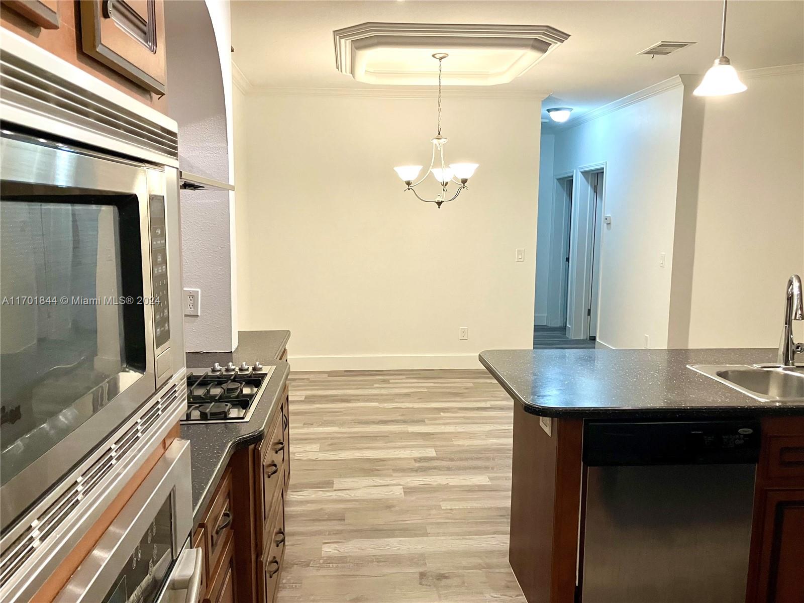 RAVENSWOOD ESTATES & MARI - Residential