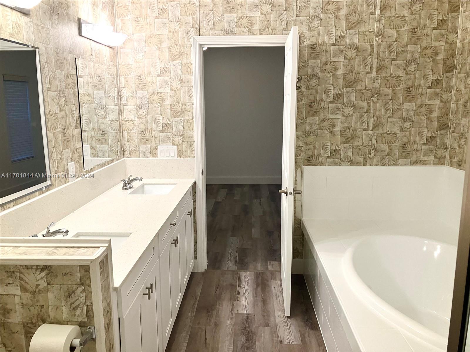 RAVENSWOOD ESTATES & MARI - Residential