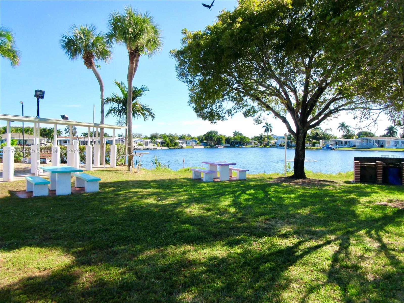 RAVENSWOOD ESTATES & MARI - Residential