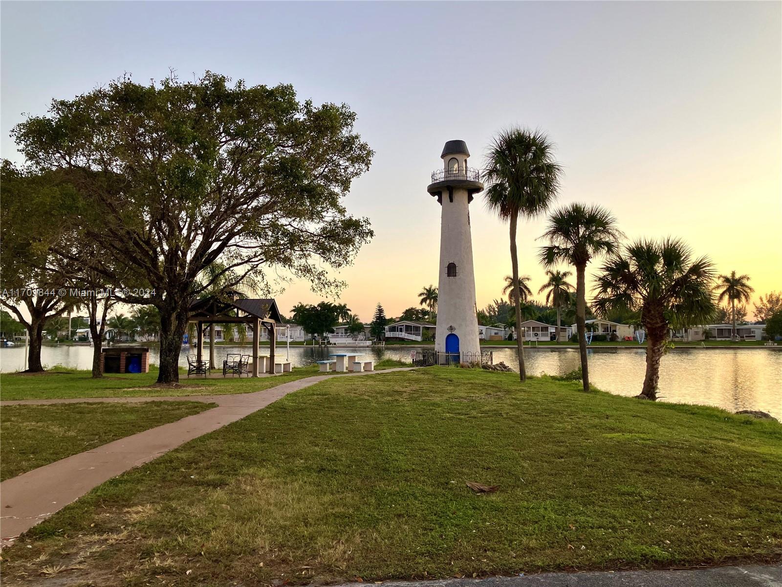 RAVENSWOOD ESTATES & MARI - Residential