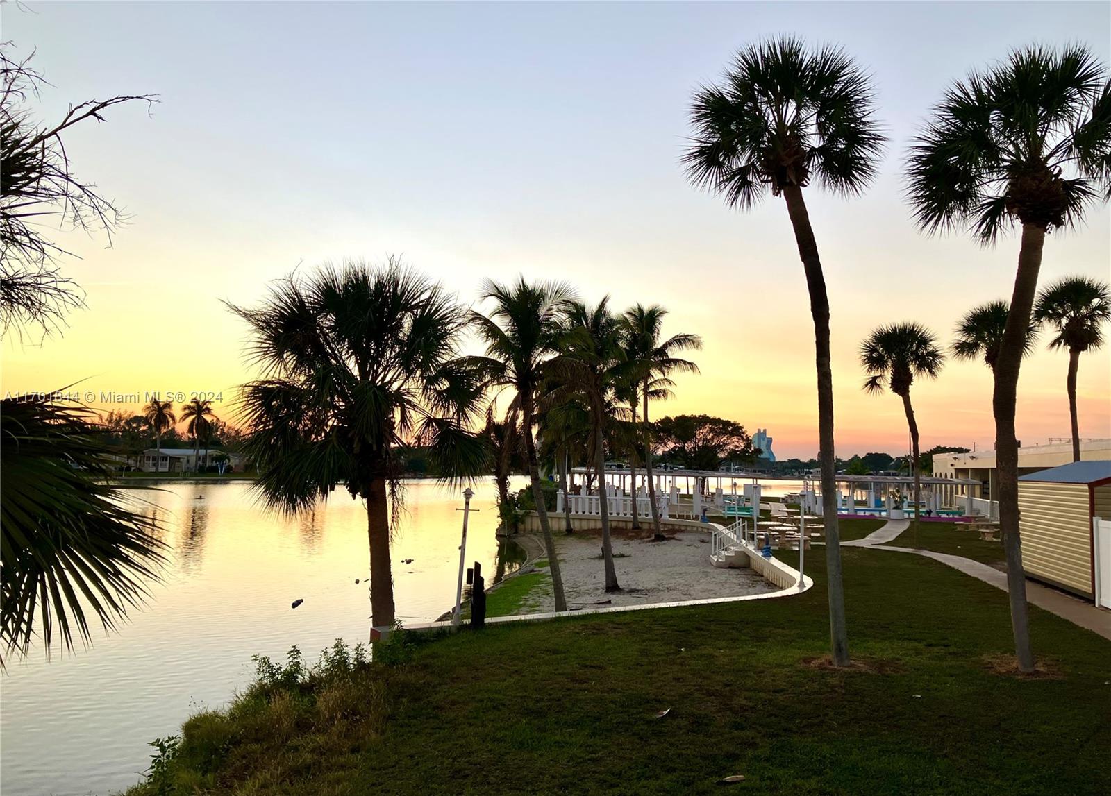 RAVENSWOOD ESTATES & MARI - Residential