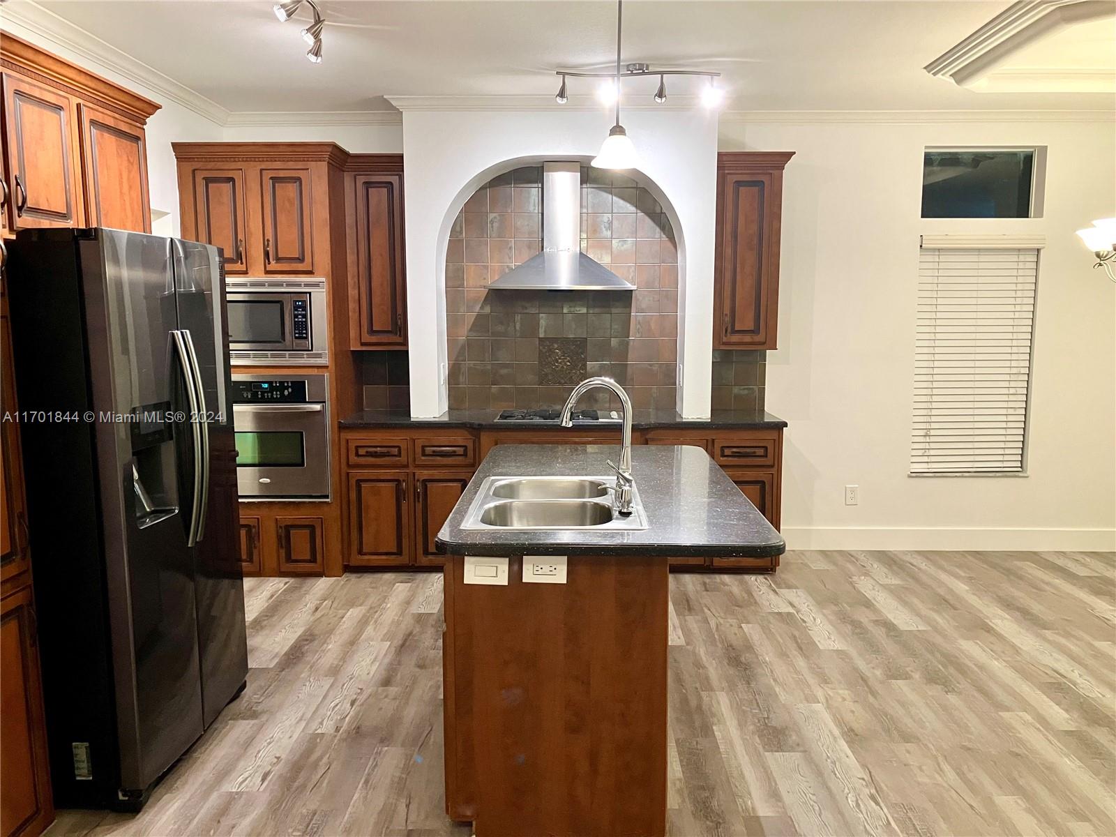 RAVENSWOOD ESTATES & MARI - Residential