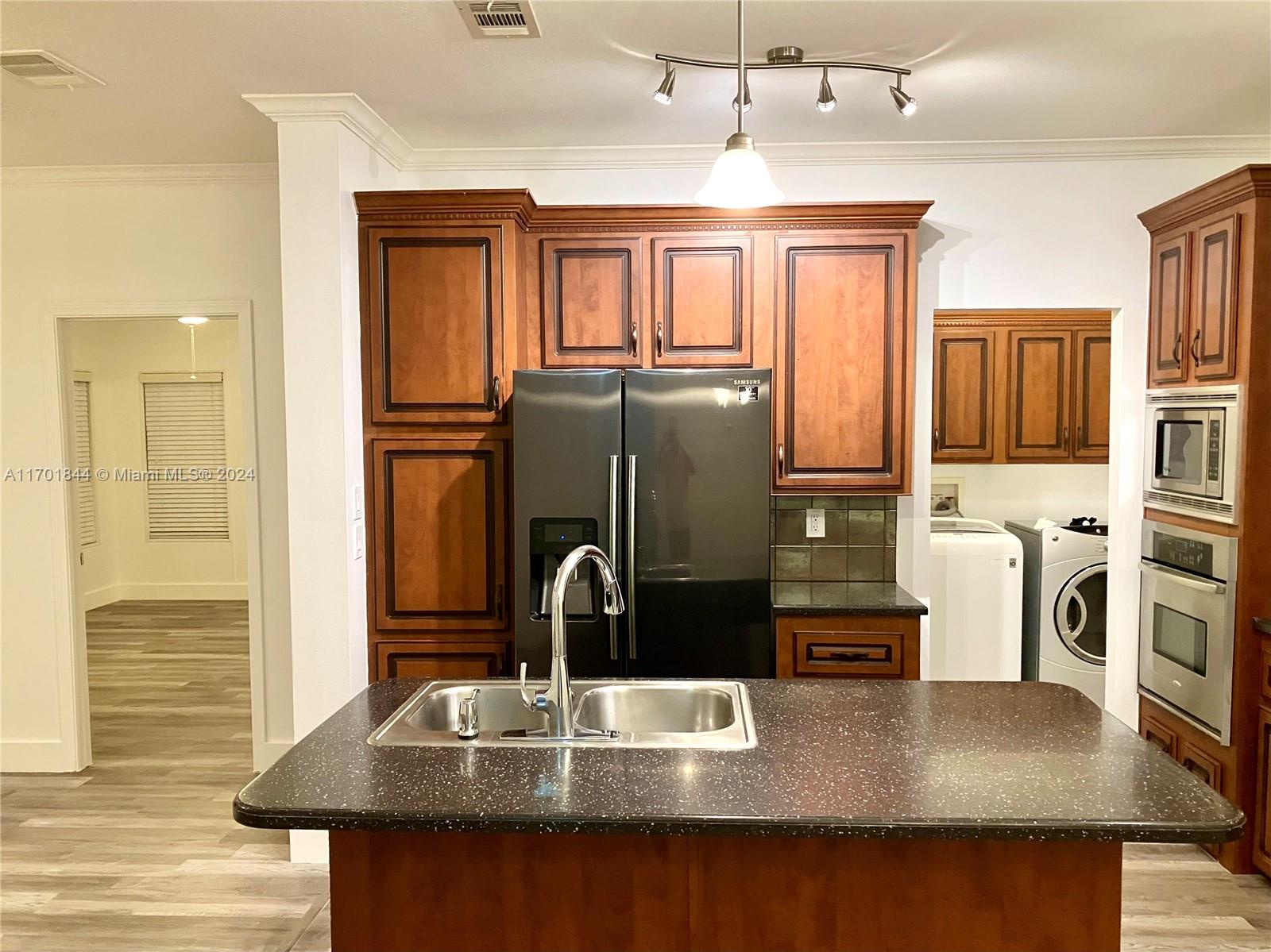 RAVENSWOOD ESTATES & MARI - Residential