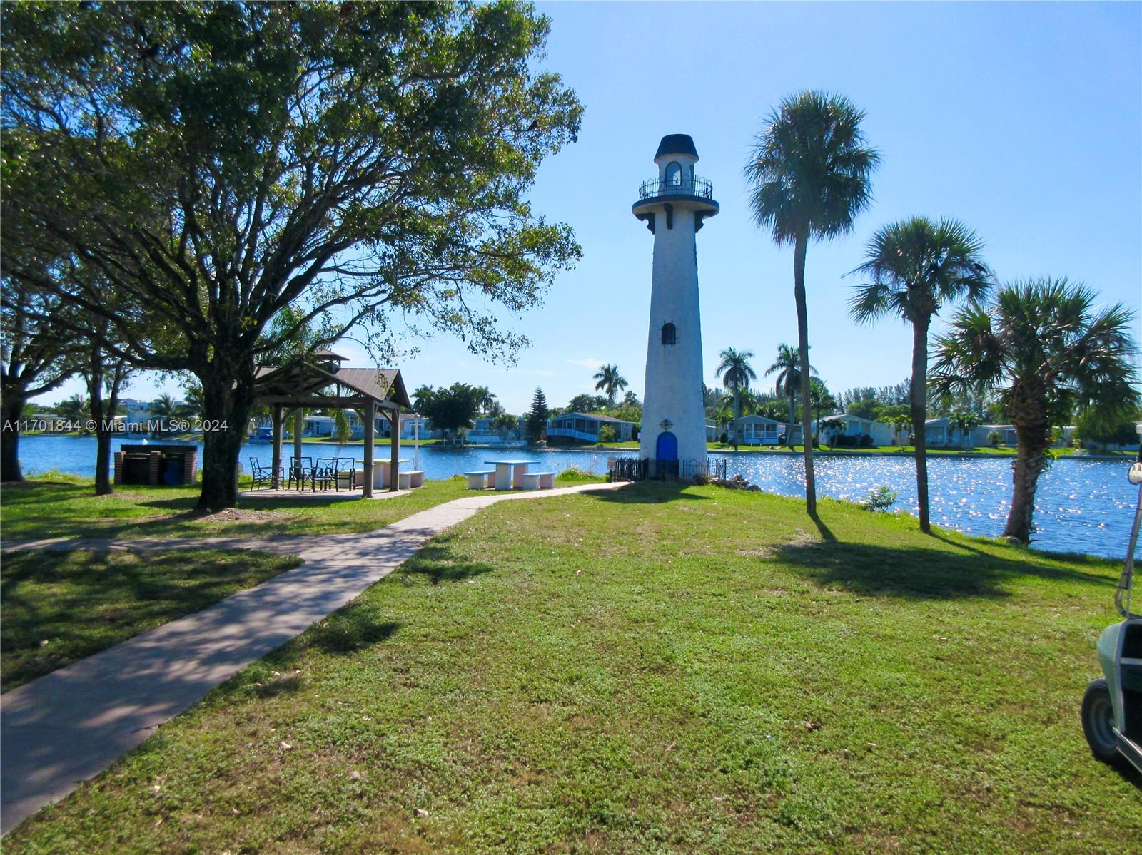 RAVENSWOOD ESTATES & MARI - Residential