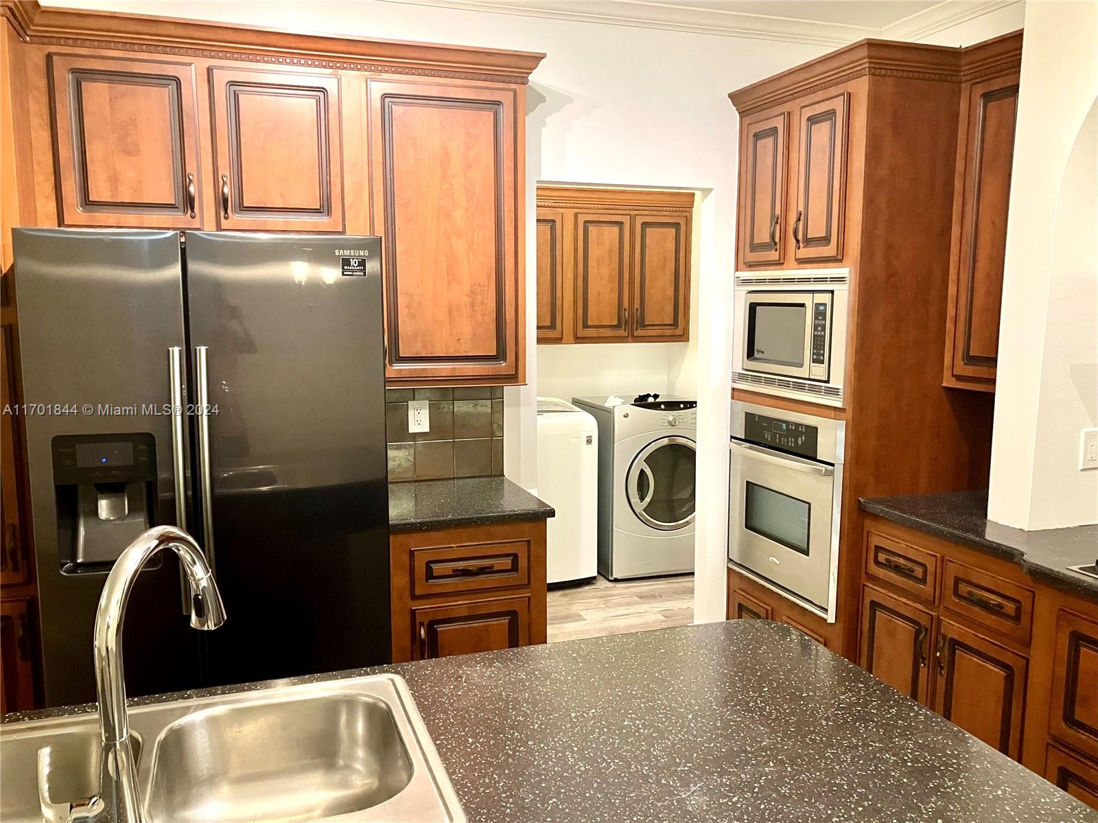 RAVENSWOOD ESTATES & MARI - Residential