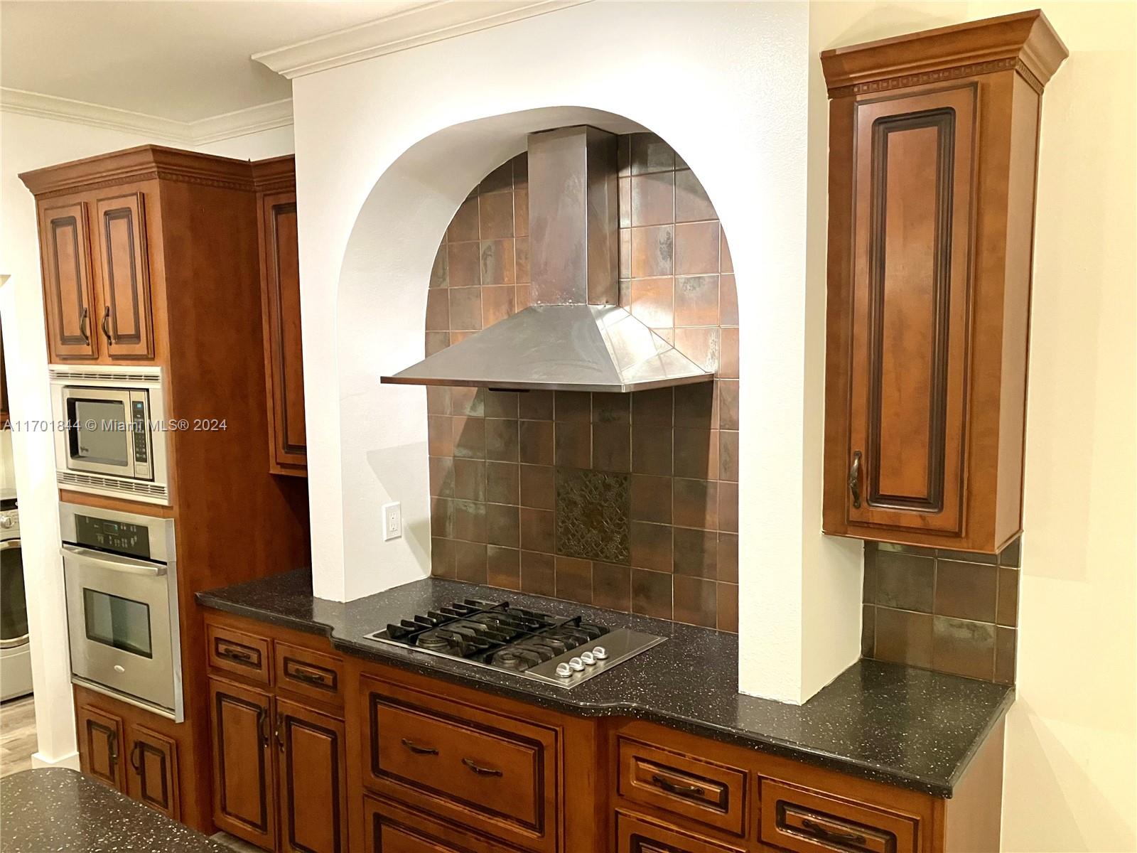 RAVENSWOOD ESTATES & MARI - Residential