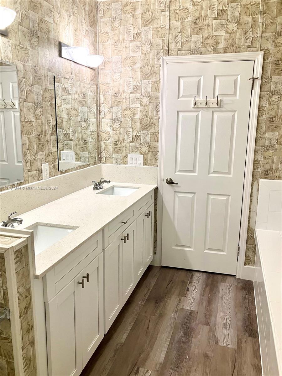 RAVENSWOOD ESTATES & MARI - Residential