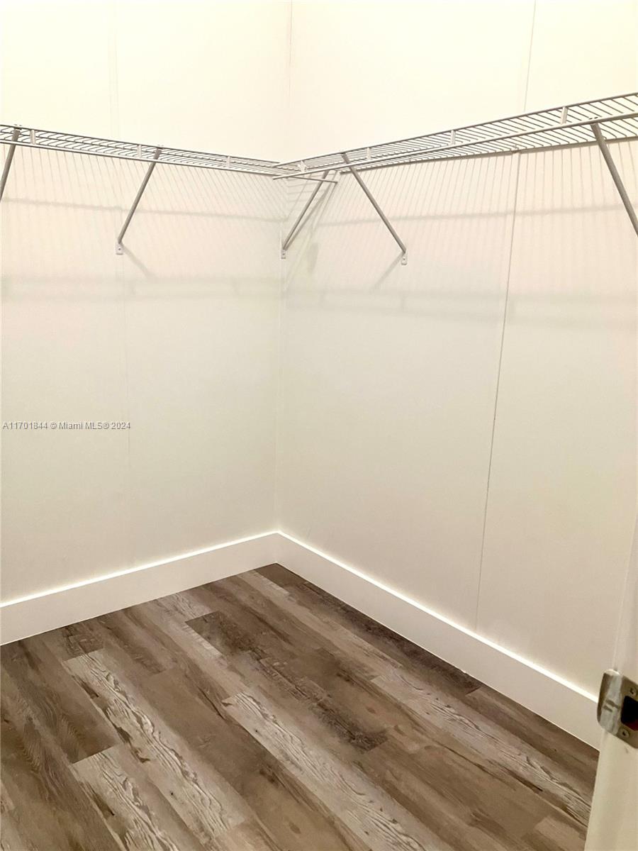 RAVENSWOOD ESTATES & MARI - Residential