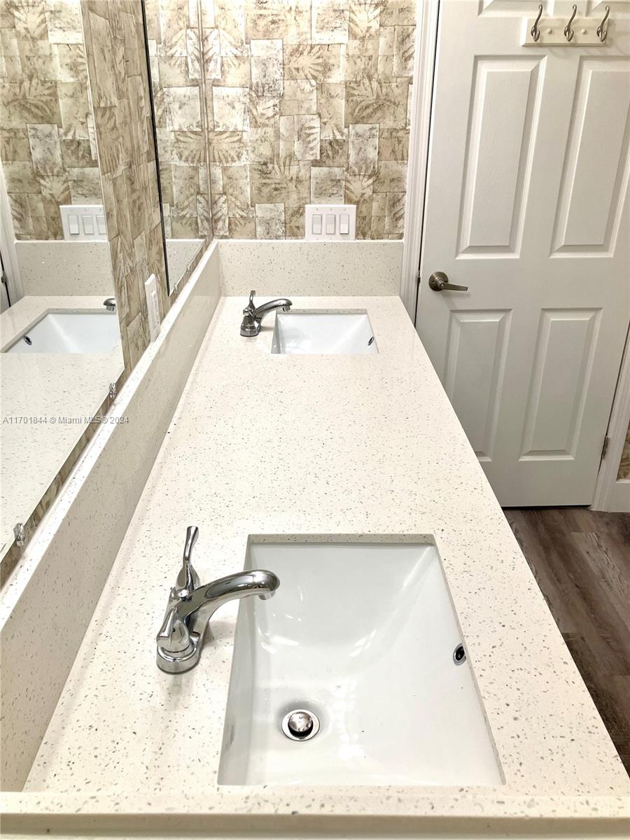 RAVENSWOOD ESTATES & MARI - Residential