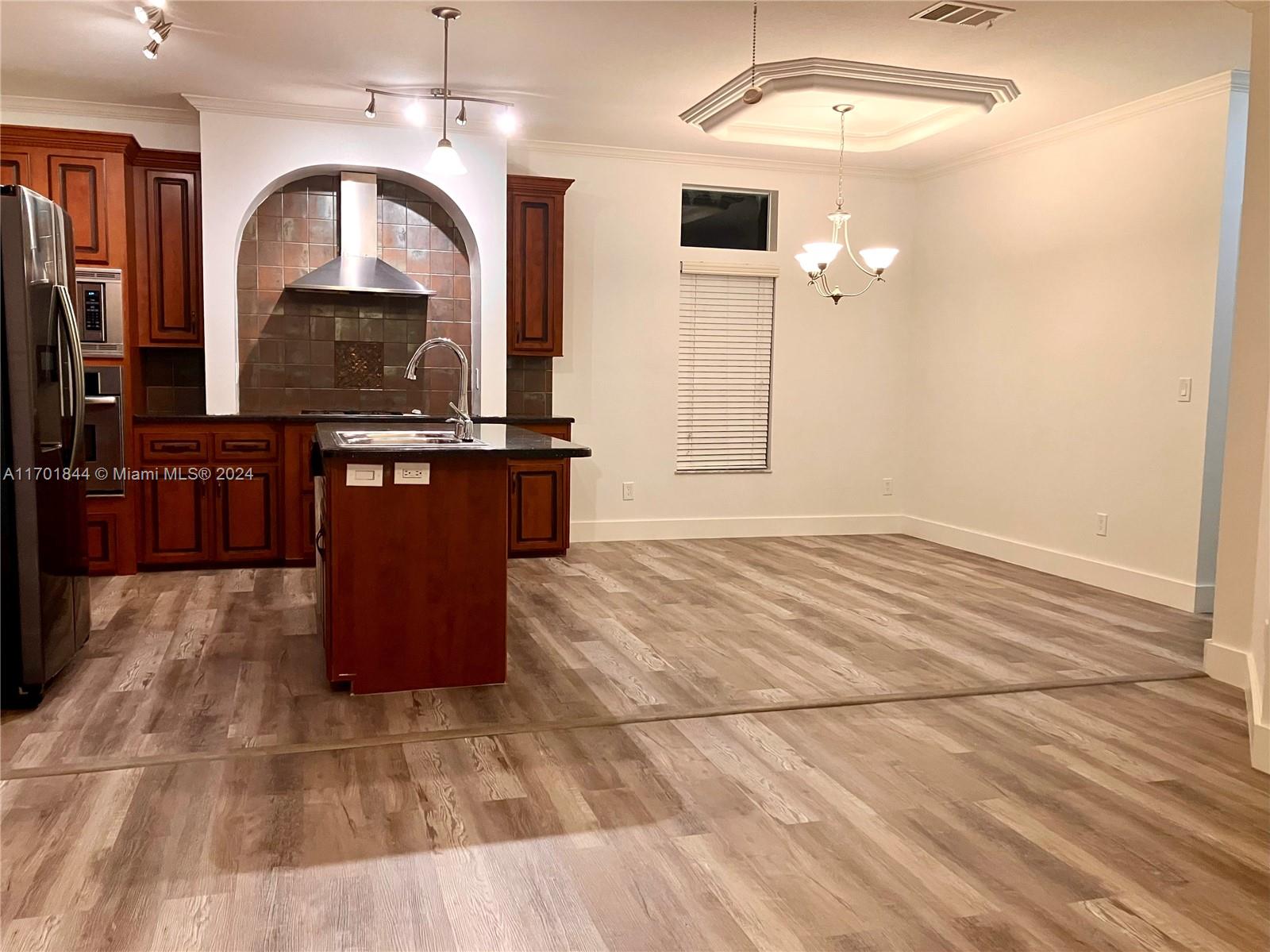 RAVENSWOOD ESTATES & MARI - Residential