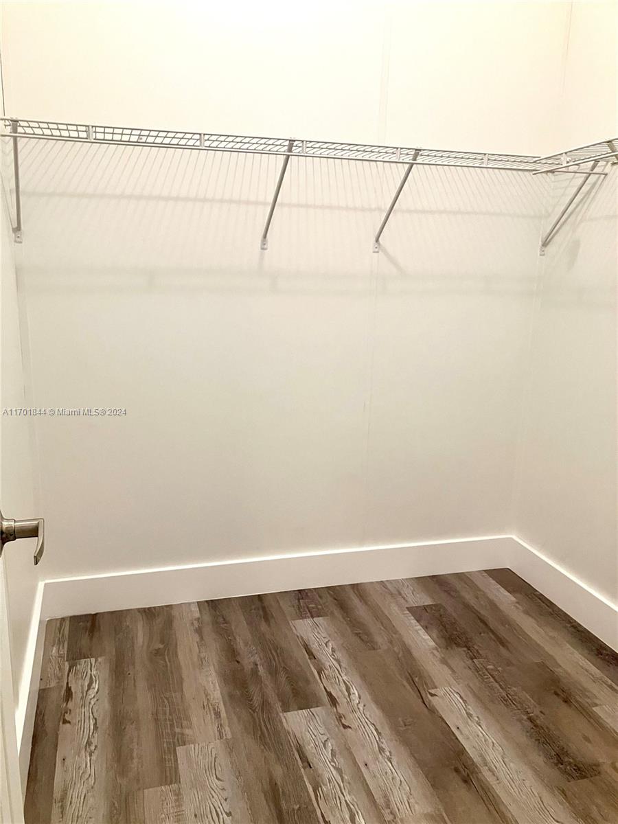 RAVENSWOOD ESTATES & MARI - Residential