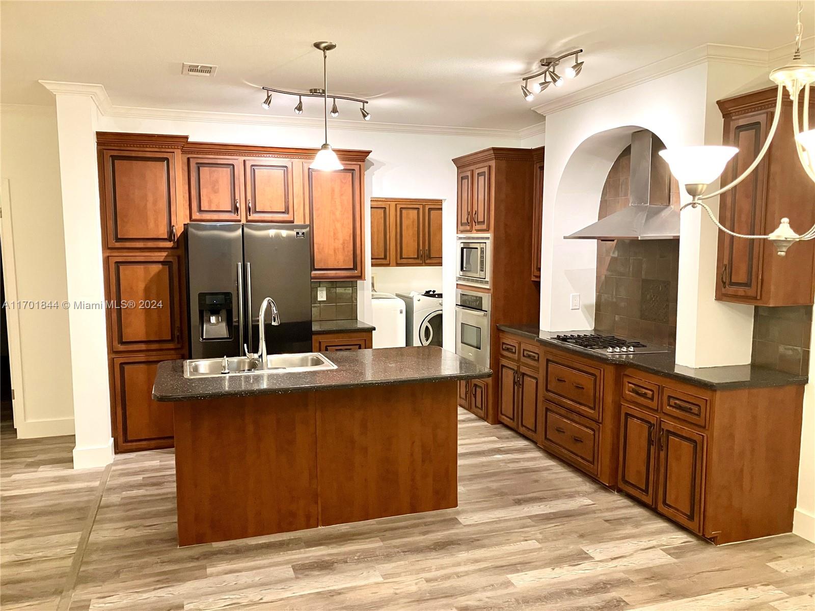 RAVENSWOOD ESTATES & MARI - Residential