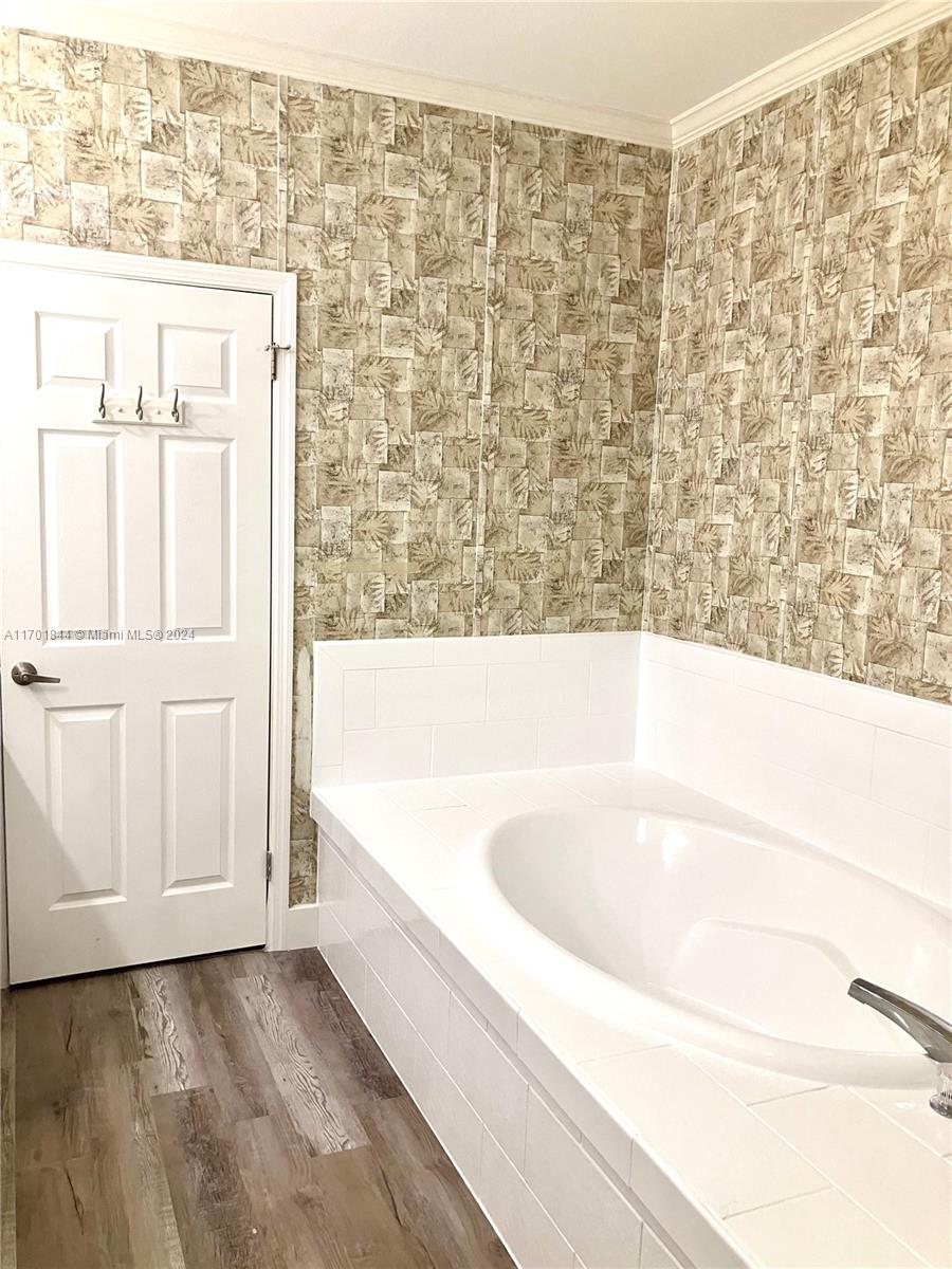 RAVENSWOOD ESTATES & MARI - Residential