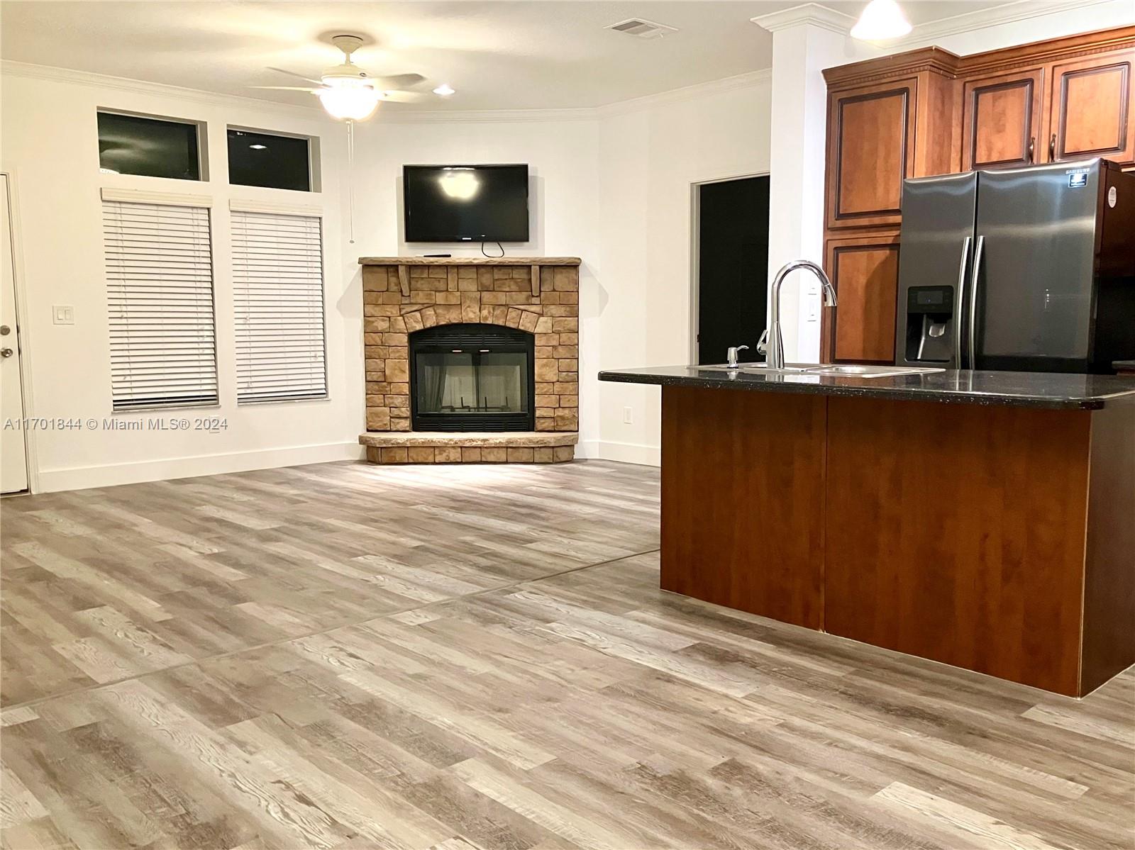 RAVENSWOOD ESTATES & MARI - Residential