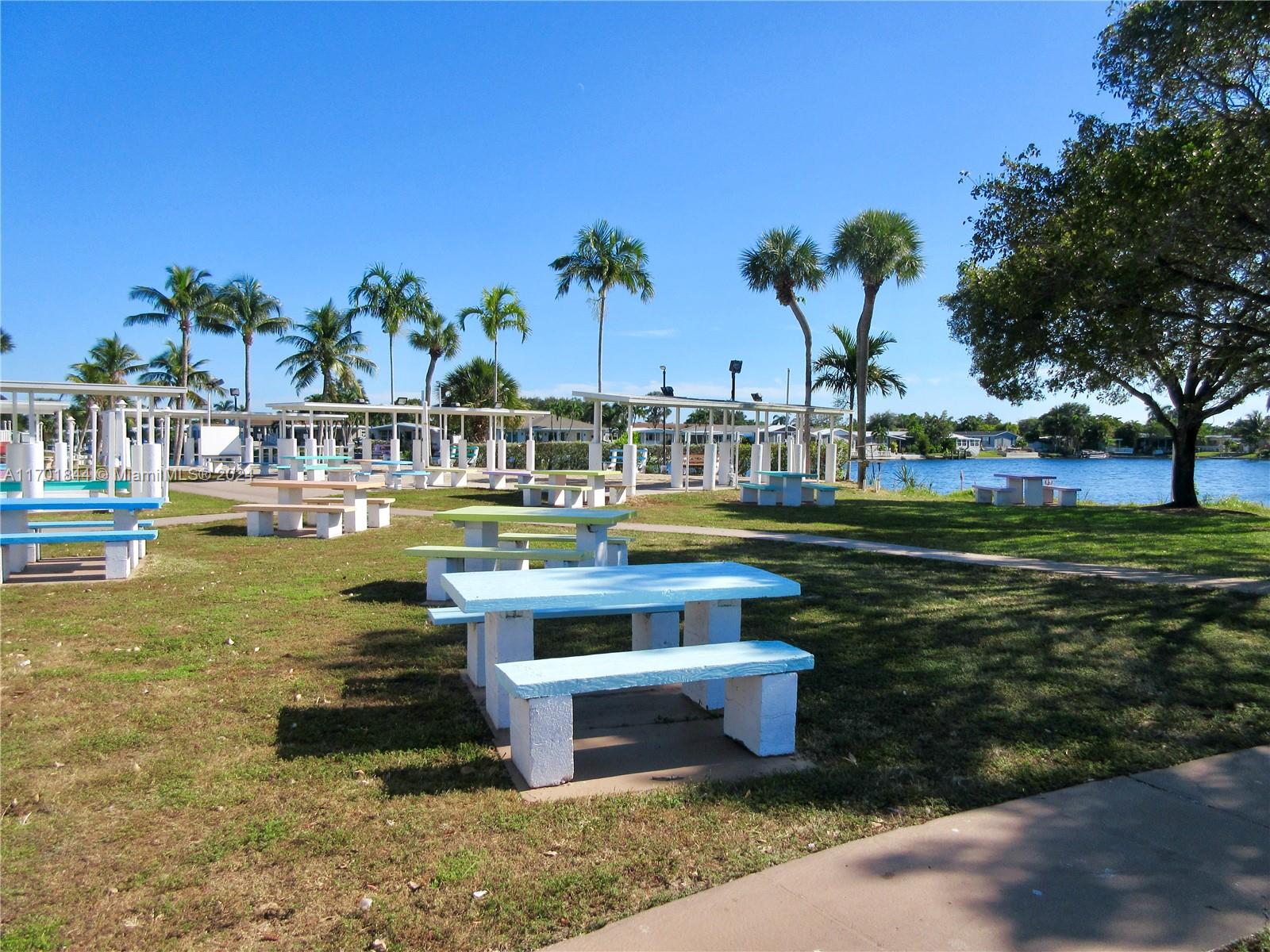 RAVENSWOOD ESTATES & MARI - Residential