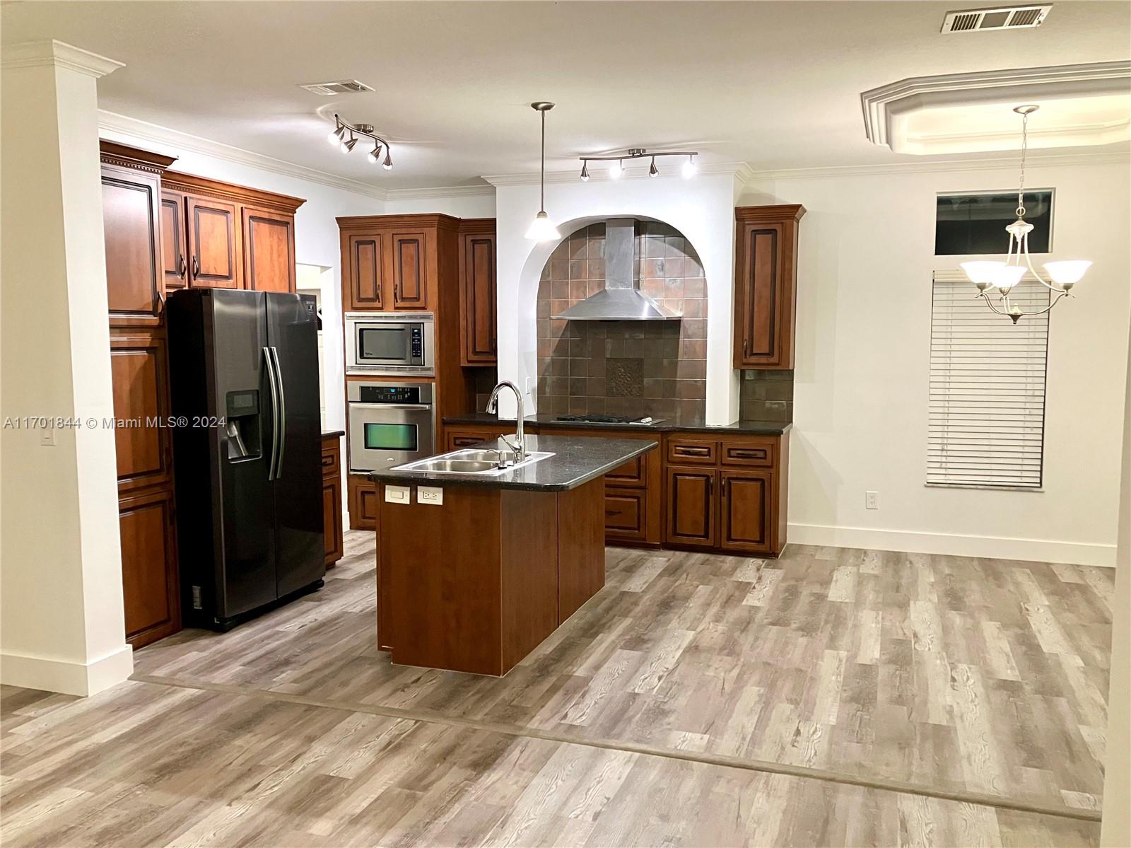 RAVENSWOOD ESTATES & MARI - Residential