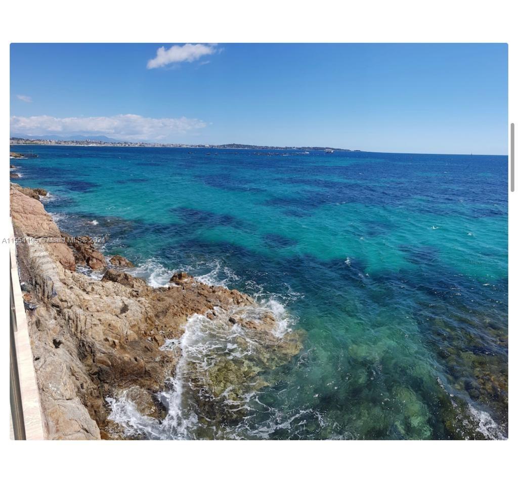Dive into the very essence of the French Riviera with this majestic residence that harmoniously combines the refinement of Mediterranean style with contemporary elegance. Nestled along the coastline, this enchanting property offers an exclusive living experience, bathed in the sparkling light of the Mediterranean and the gentle sea breeze.